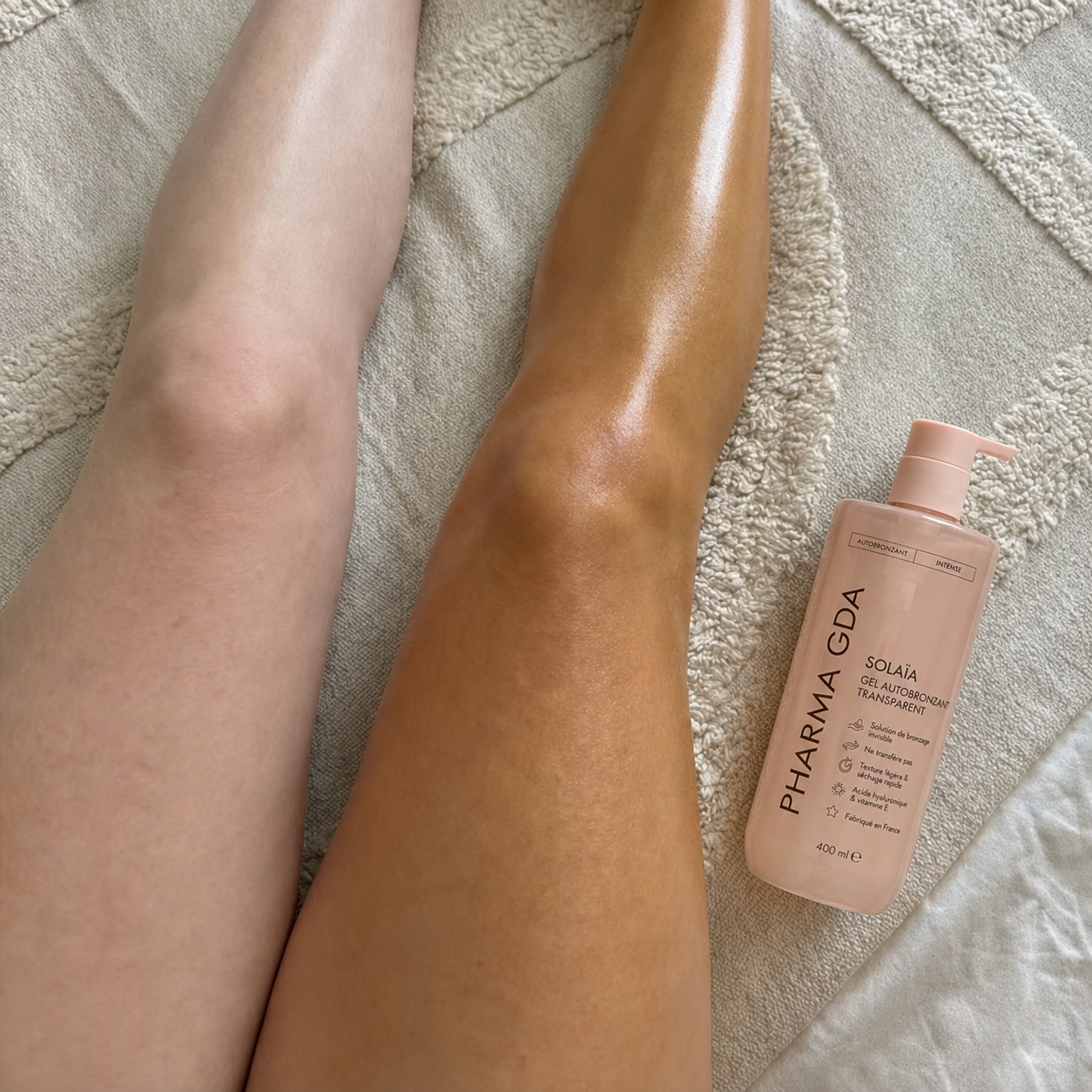 Le gel autobronzant transparent SOLAÏA™ à côté d'une jambe uniformément dorée