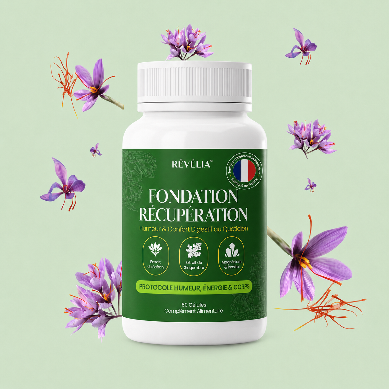 Flacon de complément blanc étiqueté « RÉVÉLIA™ » entouré de fleurs de safran sur fond vert.