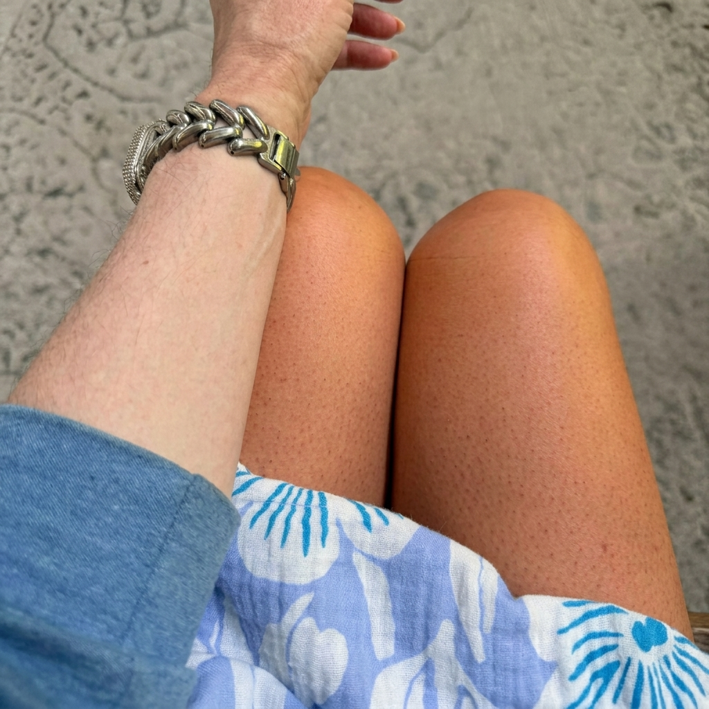 Des jambes uniformément dorées, de la cuisse à la cheville