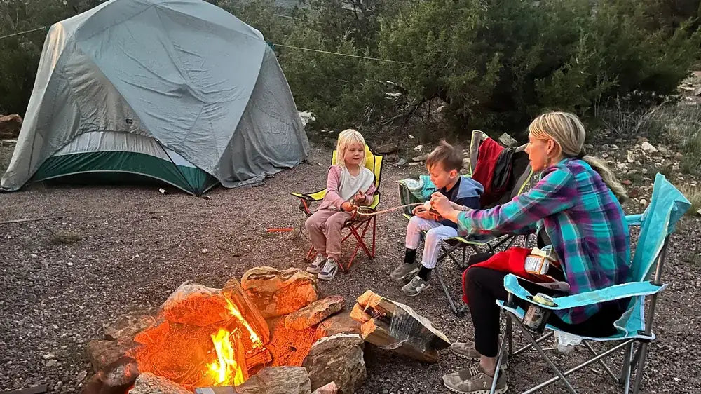 Famille en camping ensemble